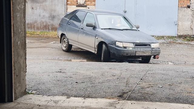 Затягиваю электрической талью автомобиль в гараж