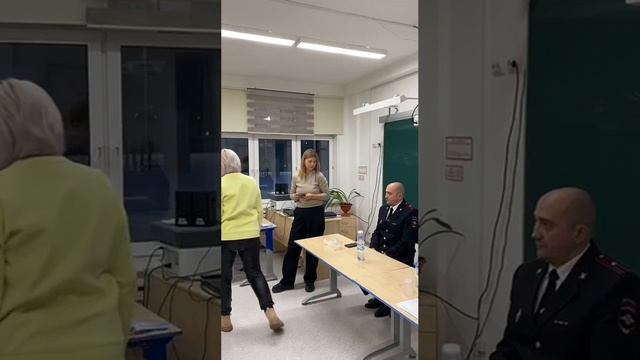 Красноярка принесла подозрительную находку на встречу с полицейским и депутатом