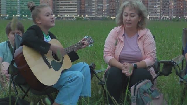 Музыканты-любители собираются петь песни в полях - 2.