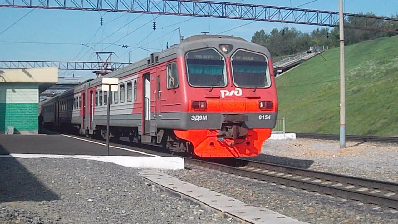 Электропоезд ЭД9М-0154. Отправление.