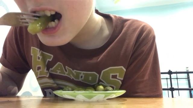 ASMR eating / Огурчики / Шёпот 🥒