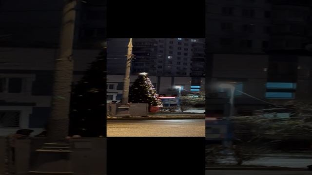 Возле районной управы Крылатское вчера вечером наряжали новогоднюю ёлочку 🎄