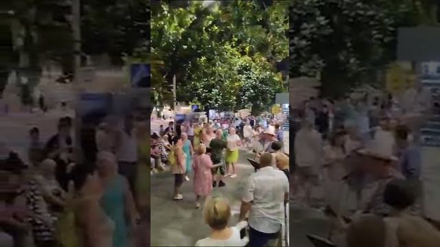 Пенсионеры весело танцуют на улице. Ууухх. Лазаревское