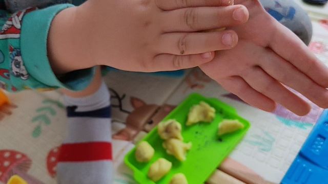 детские развивающие игры с пластилином, лепим из пластилина