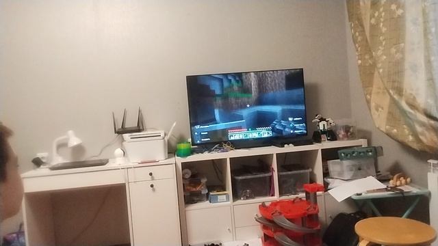 Артём играл на PlayStation 4 в Minecraft с мамой ролик был
