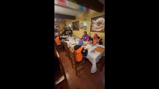 Мексиканские музыканты приветствуют группу восходителей Клуба 7 Вершин на Орисабу