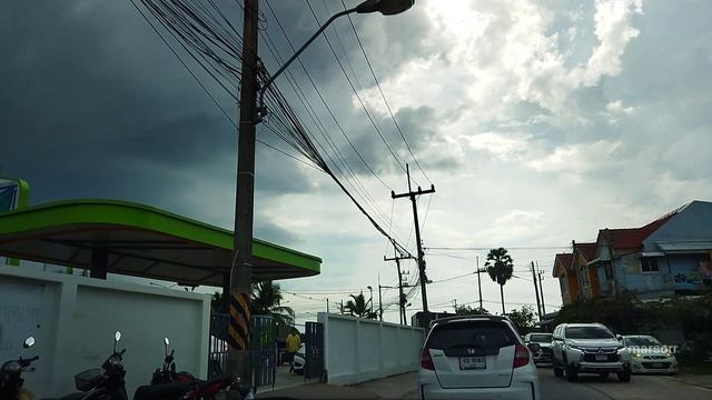 чонбури. дорога на храм wat saen suk วัดแสนสุขวิสุทธิวราราม по дорогам таиланда