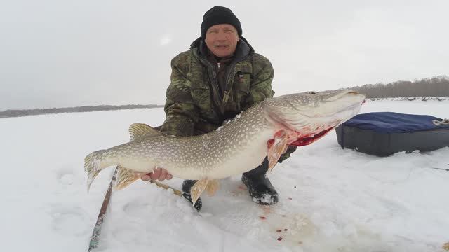 Зимняя рыбалка в Сибири 8