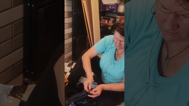Нашла на мусорке вещи и продукты