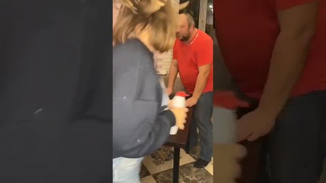 Застряла рука в банке а папа ничего не понял))