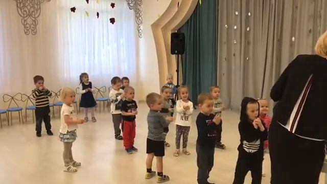 Упражнение для малышей (2-3 лет) «Гуляем и пляшем»