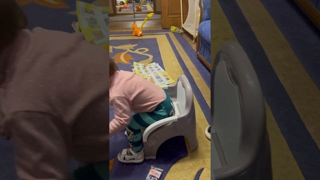 Учим доченьку садится на горшок! #youtube #youtubeshorts #2024 #family #дочка #блогер #мама #папа