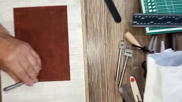 Процесс изготовления обложки на паспорт с искусственным эффектом потёртости для мужчин рабочей сферы