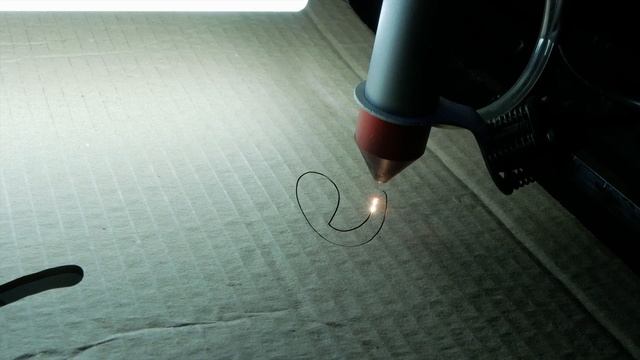 Лазерная резка картона: Высокая скорость и идеальная точность