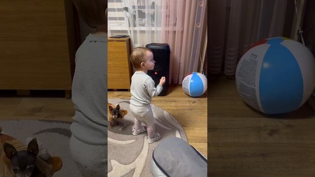 Пытается танцевать попой. #youtube #youtubeshorts #дочка #блогер #2024 #дети #мама #family #мульт