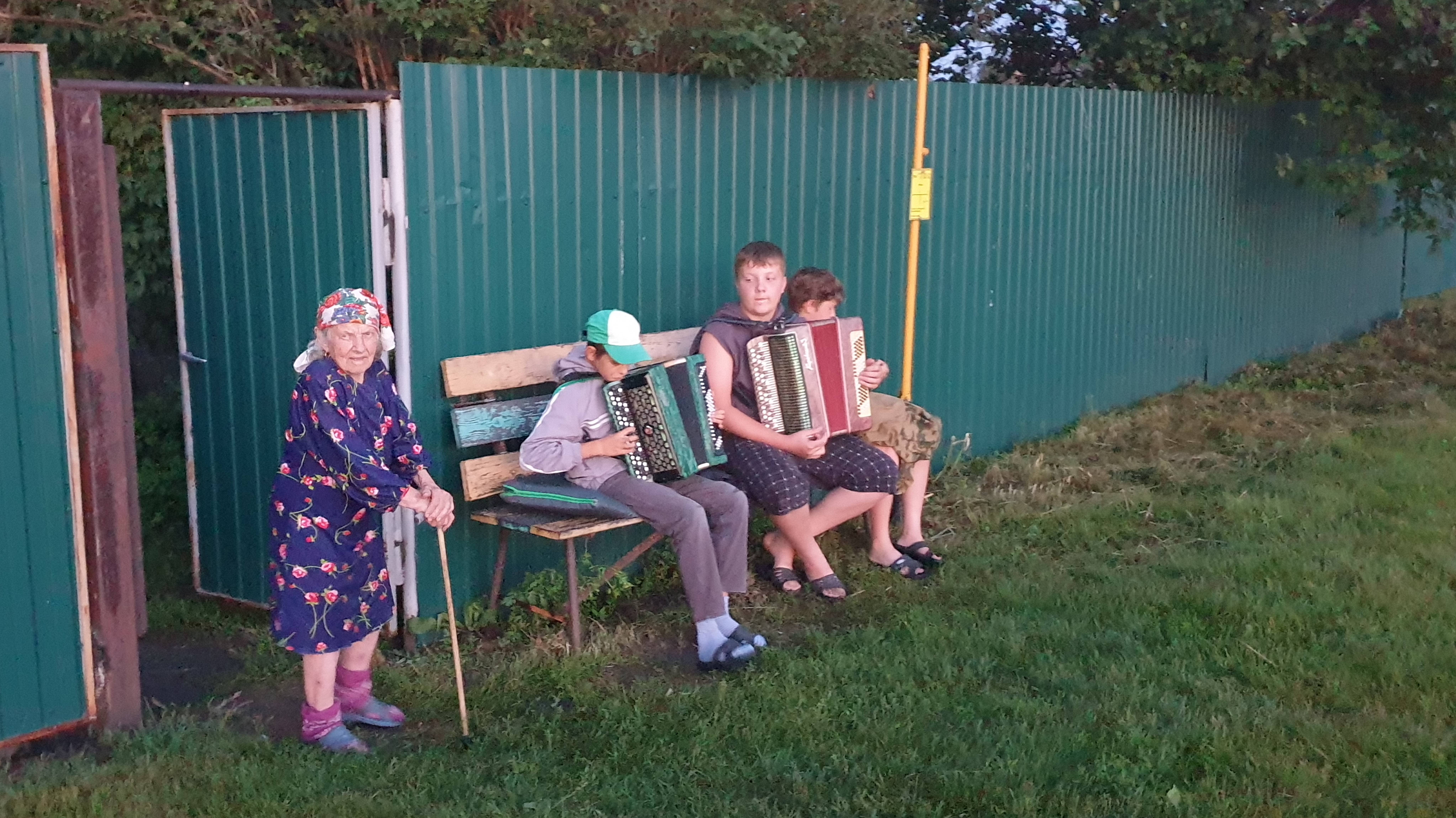 Вечерний концерт юных баянистов на лавочке / Evening concert of young accordion players on a bench