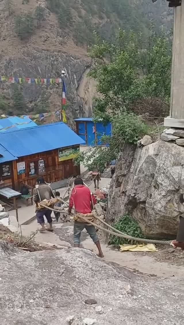 Проводят электричество в горах