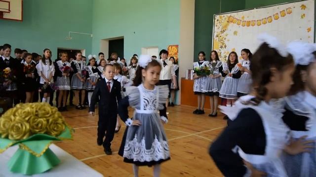Первоклашки с танцем в день знаний