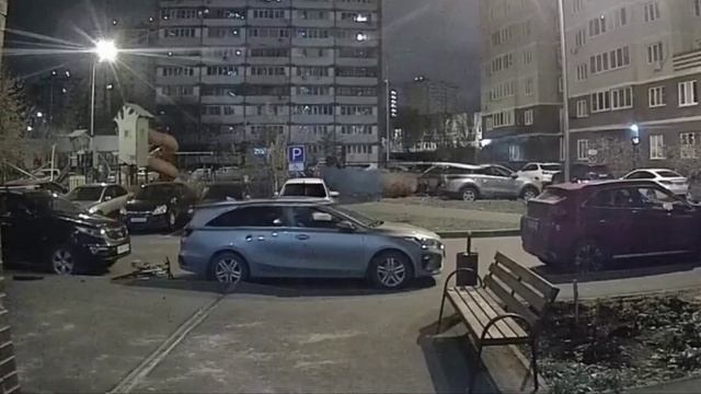 😱Неизвестные в Коммунарке на улице Александры Монаховой выбросили из окна велосипед😱