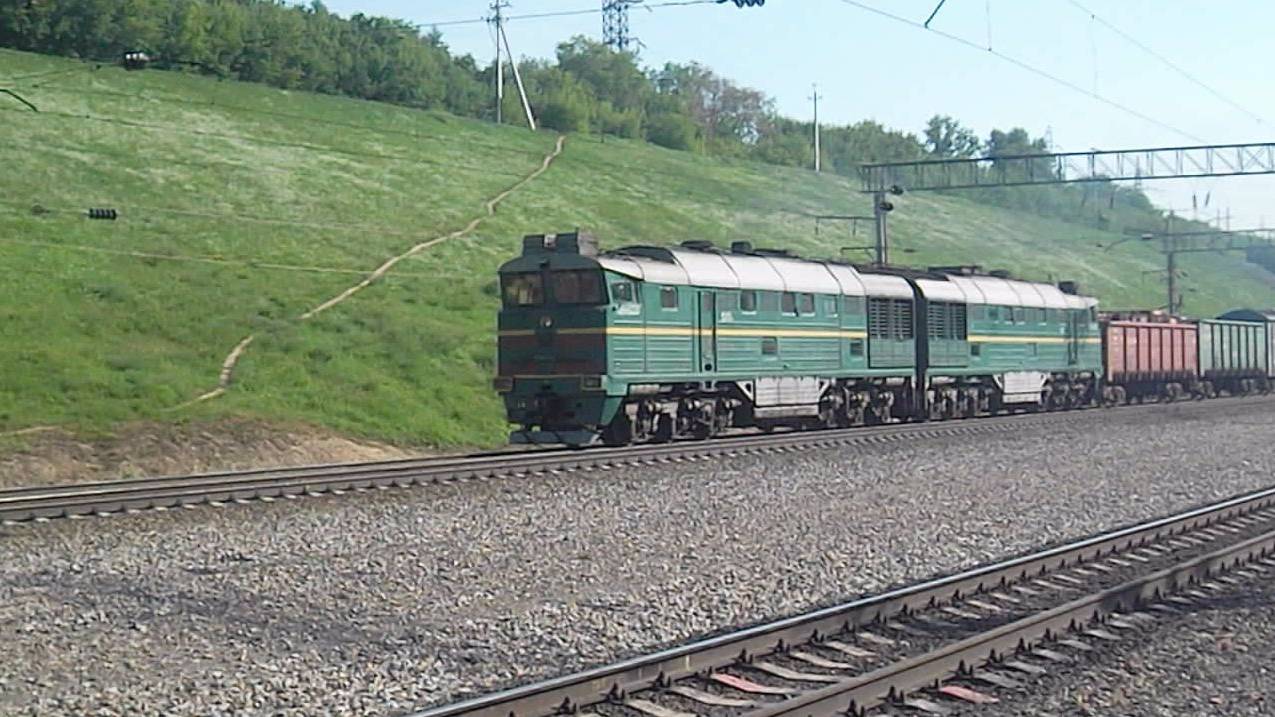 Тепловоз 2ТЭ116-1311. Взбирается на подъём с коротким составом.