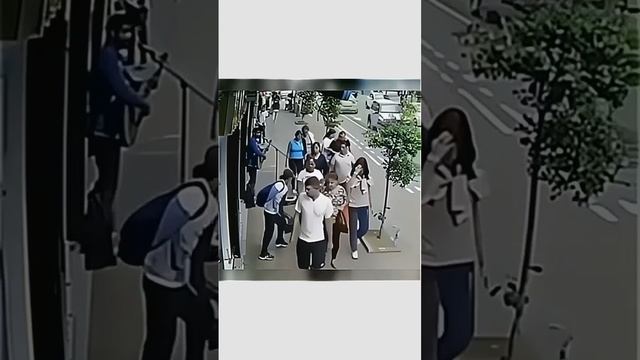 Неадкват на улице