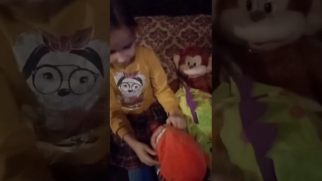 Софочка знакомит со своими игрушками