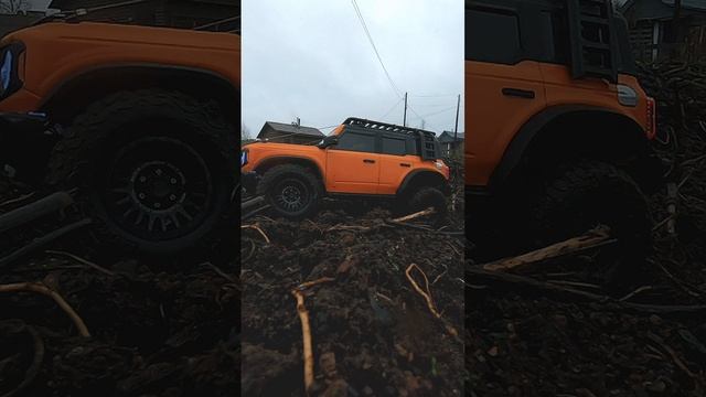 HB R1001 Beluga Ford Bronco VI off road.