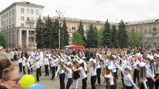 9 мая 2019г. ДЕНЬ ПОБЕДЫ! парад в Алчевске Флешмоб от ФТК и ENERLIFE на площади Ленина