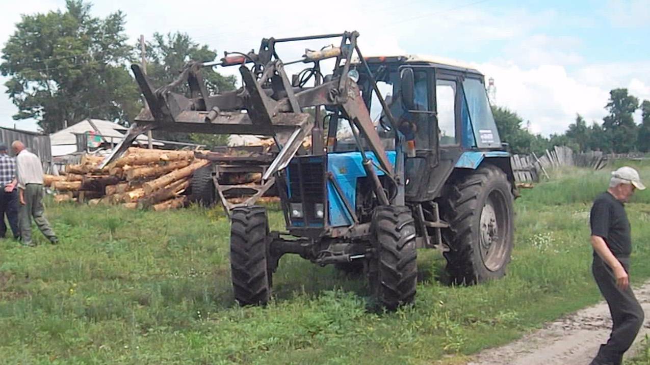 Трактор МТЗ-82. Разгрузка леса.