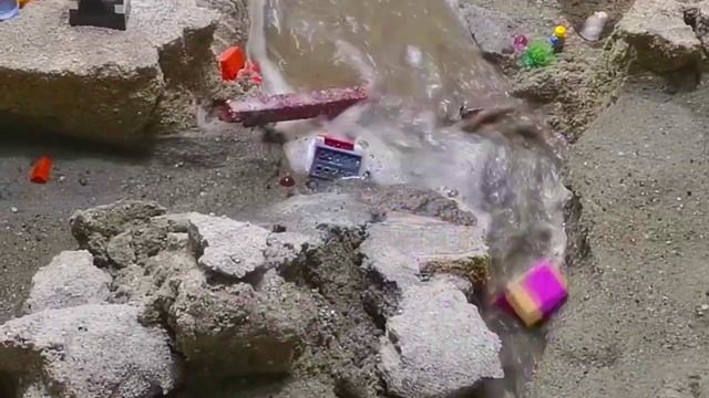 ВОДА СМЫВАЕТ ЛЕГО ПЕСОЧНЫЙ ГОРОД