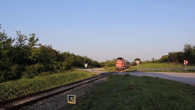 КПВ 24220 Троян-Левски с 55 144 - най-кроткото и лежерно влакче минава прелеза след с. Александрово