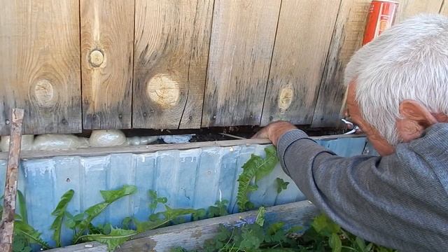 Пеним монтажной пеной трудно доступном месте вот таким макаром