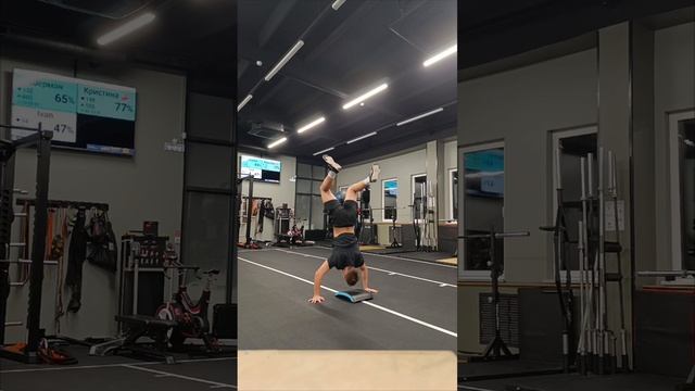 ходьба на руках с отжиманием