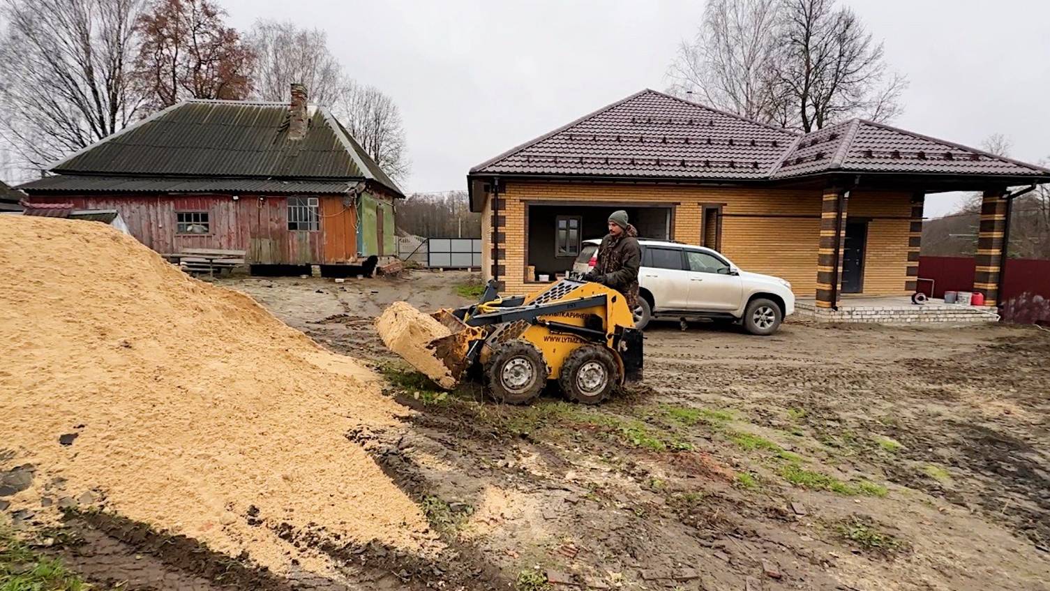 Нам не хватило! Что делать? Заливаем стяжку в прихожей. Стройка продолжается. Жизнь простых людей.