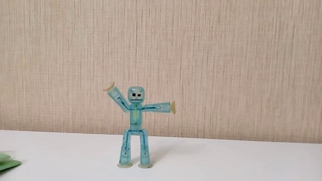 стикбот делает колесо