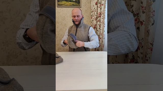 Жилет и кепка рассматриваем как единый комплект