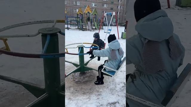 Ника и Стëпа на карусели!