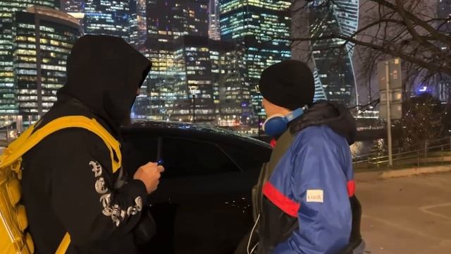 Александр Хоронженко разрешил курьеру посидеть в своем мерседесе а так же дал ему 200 рублей.