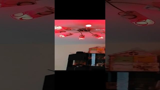 Показываю как колонка меняет свет в комнате.