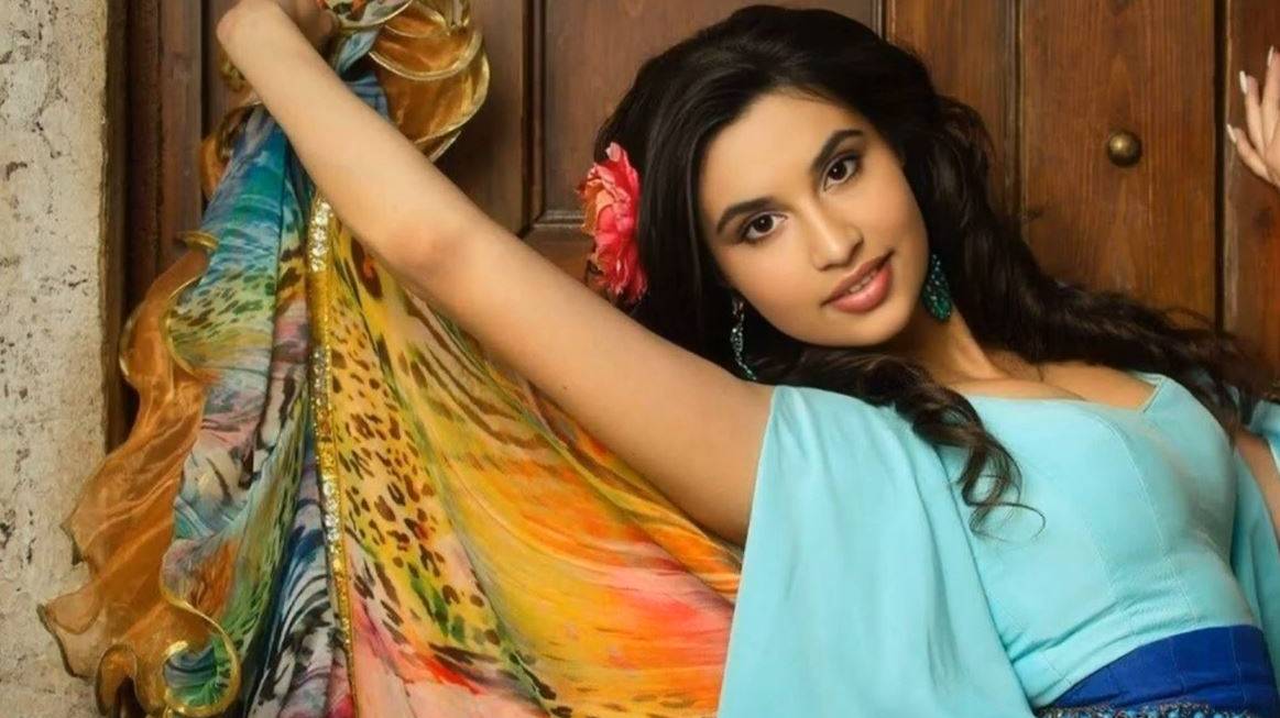 Диана Анкудинова в роли цыганки.