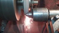 Шлифование центра на токарном станке.