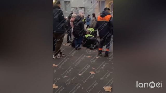 🇺🇦🏴☠️ Очередная силовая мобилизация в Одессе
Трое полицейских скрутили ухилянта посреди🔽🔽🔽