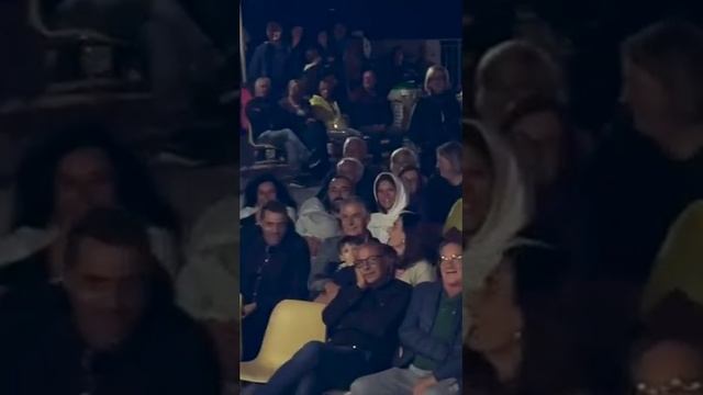 Уровень самоуверенности, к которому я стремлюсь:
Мужик на конкурсе двойников Фредди Меркьюри  😎