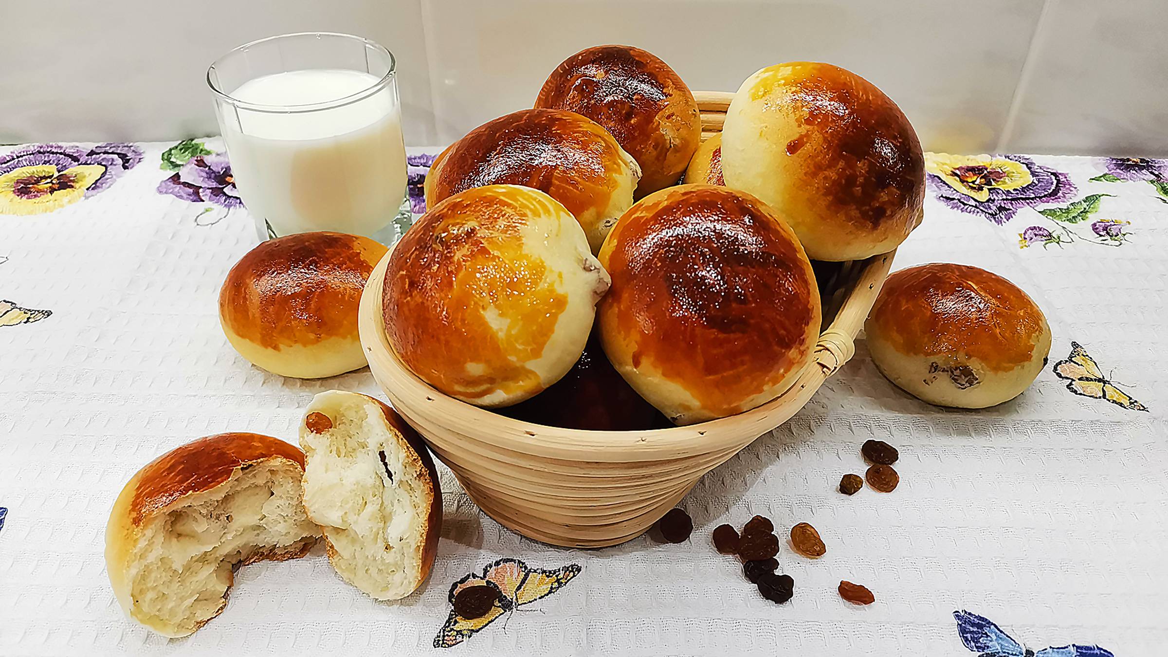 Сдобные булочки с изюмом. Очень просто и безумно вкусно!