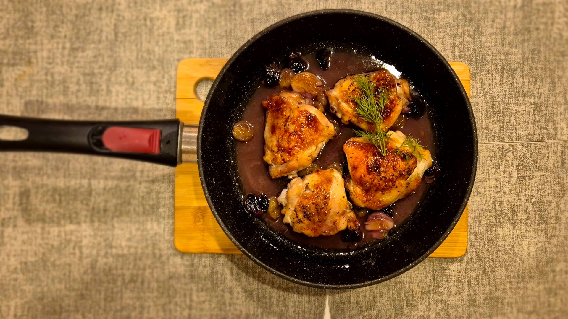 Куриные бедра с виноградом и вермутом.