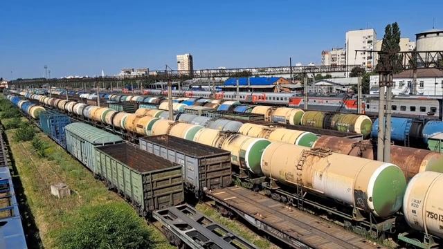 Поезда на вокзале Краснодар-1
