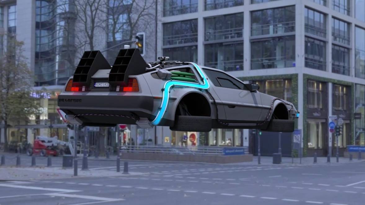 Построил в гараже летающий автомобиль DeLorean, из фильма назад будущее.