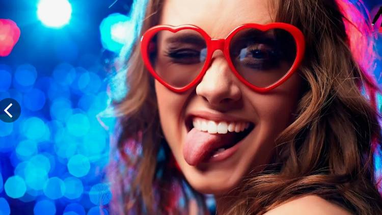 Дама сдавала в багаж.