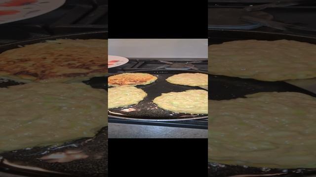 Сейчас кому то будет внусно 😋

Кабачковые Оладушки и традиционный салат из свежих овощей