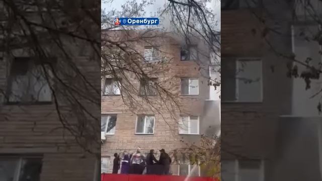 Пожарный в последний момент снял с карниза горящего дома 8-летнего мальчика в Оренбурге.
